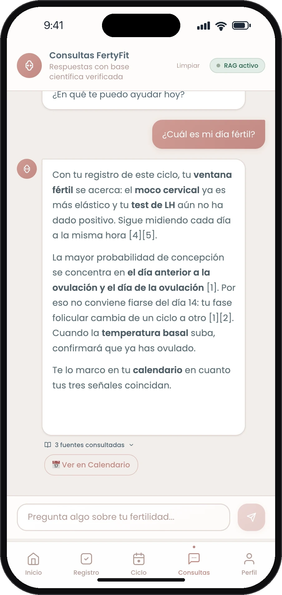Chat de FertyFit en un teléfono respondiendo sobre el día fértil, con citas numeradas y la etiqueta «3 fuentes consultadas»